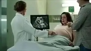 Bebé sale de la panza de su madre en un segundo