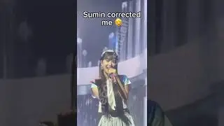 #sumin corrects my hand signs at #teenfresh_london 🤣🤣 #stayc #스테이씨
