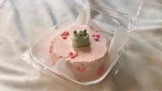 making a frog cake 🐸