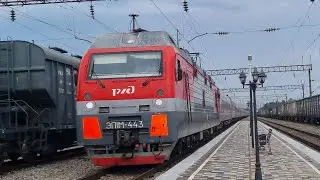 Электровоз ЭП1М-443 с поездом №231 Москва-Ейск.