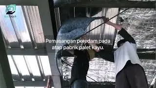 Insulasi atap pabrik palet kayu dengan peredam EcoTouch