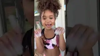 Scarlett was loving her “nails” 🤣 