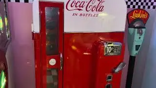 287.33  Maquina CocaCola  modelo: Vendo 81 A. 1950.