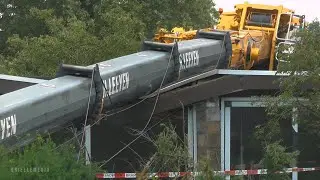 Hijskraan valt boven op bungalow in Brielle