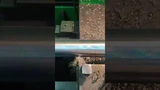 Фантастический токарный резец  зеркалит поверхность детали.