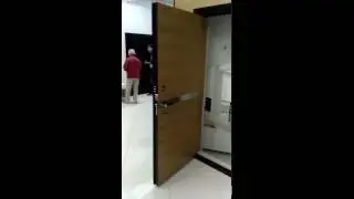 Входная современная дверь с электронным замком