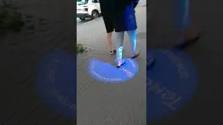 Реклама на асфальте крутится!