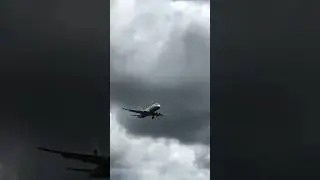 Авиалайнер Северсталь Sukhoi Superjet 100-95 идет на посадку