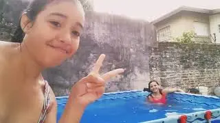 The two girls are bathing in a mini swimming pool💓