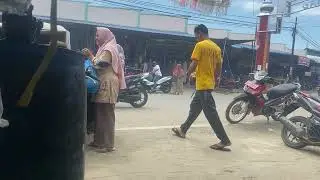 Suasana di jalan depan toko kede grosir