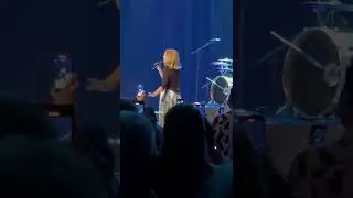 Belinda Carlisle dedicates Heaven is a Place on Earth to Save the Chimps