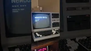 TRS-80 Model 4: Load Frogger from Floppy Disk #radioshack #retrogaming #retrocomputing #z80