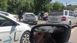 Тачку перевернули руками, крутое видео