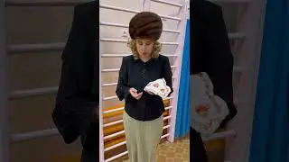 Почему женщины не снимали шапки?)))