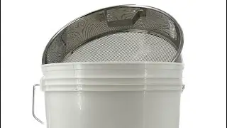 Filtrare il miele appena smelato
