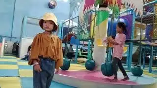 raesha pergi bermain