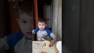 Ребенок молится за исцеление друга