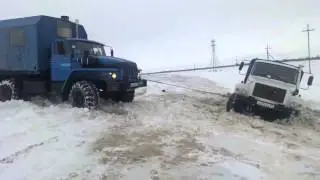 УРАЛ буксирует спецтехнику, грузовые автомобили мира