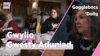 Criw Gogglebocs 'Dolig yn gwylio Gwesty Aduniad | Gogglebocs Cymru | S4C