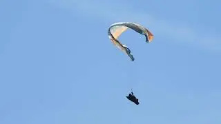 Gleitschirm SIKU: LTF Seitenklapper ohne Gegensteuer, beschleunigt und mit 1/2 Twist (Beine ran!)