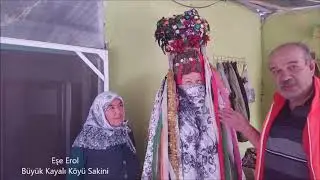 Uşak ve yöresinde kullanılan geleneksel Türk gelinlik örneği.