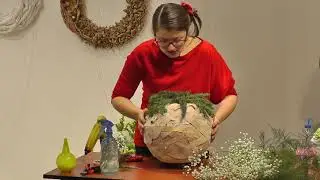 Композиция из живых цветов в шаре из бересты