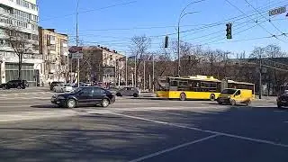 Половина павильона на остановке «Печерский мост» на ул. Киквидзе, 2 (ул. Михаила Бойчука)