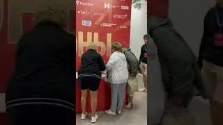 Видео Жени Медведевой с поклонниками с автограф-сессии❤️😍🤗