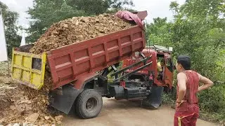 Mobil Truk Jomplang Muatan Menggunung.
