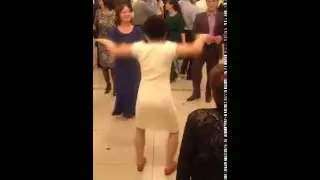 Женщина танцует (прикол)