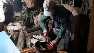 МЕДОГОНКА РУЧНАЯ. Как качать мед медогонкой.