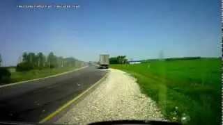 Водитель дальнобойщик спас Приору от лобового столкновения.