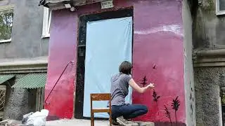Ободрала  объявления и разрисовала страшную стену подъезда.