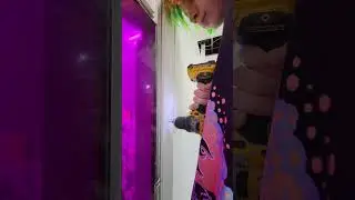 Клею плакатики