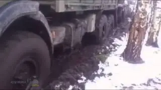 Грузовой автомобиль КАМАЗ застрял на бездорожье