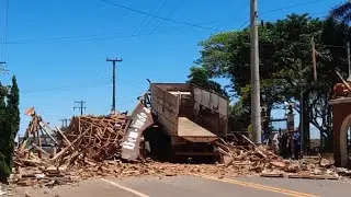 Câmeras registram caminhão basculante derrubando o pórtico da cidade de Santo Cristo, no RS