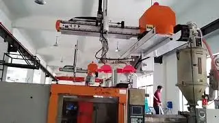 Робот отрывает литник и складывает изделия.