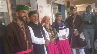 गीत संगीत से संगड़ाह में सरकार की योजनाओं की जानकारी देते लोक कलाकार