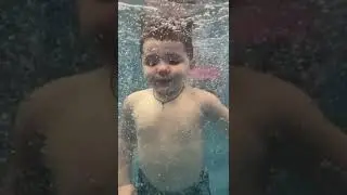 Малыш ныряет