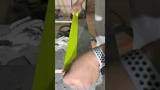 Подгоняю края раковины!Использую зажимы для металической линейки.