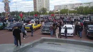 Выставка автомобилей Ретро-Минск 2023 — 06.05. перед Национальной библиотекой - взгляд со входа.