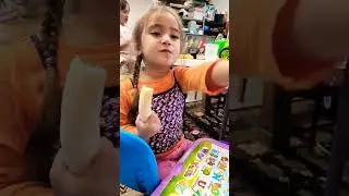 🟩🟠🟥ASMR CUTE 3 YEAR OLD GIRL EATING BANANA 