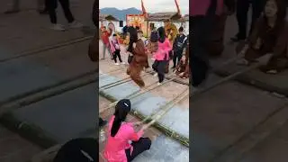 Прыжки через бамбук во Вьетнаме, выглядит очень весело!)