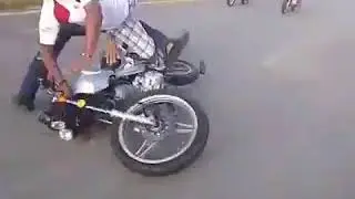 Moto pega fogo!!!!Foi tentar fazer uma manobra, e capotou feio kkkkkkkkk