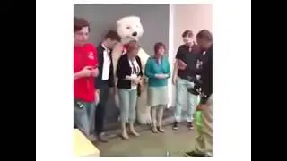 Este tipo ama su trabajo (oso coca cola)