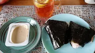 АСМР ИТИНГ 😋 ОНИГИРИ С ЛОСОСЕМ И КРЕВЕТКАМИ 🦐 +ЖВАЧКА 😊