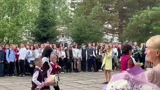 11-классники гт Восточный Кировской области проводили первоклассников на их первый урок.