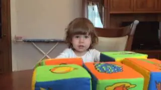 Кубики Настя играет кубиками
