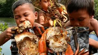 Primitive Technology: Two Little Boys Find Crap Grilling For Food In The Forest, Eating Delicious