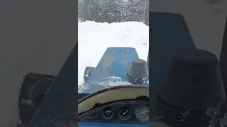 Трактор Митя толкает снег